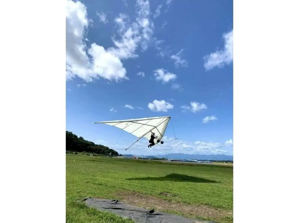 体験の内容。6～7人で1機のグライダーを順番に使用します。
全長約100ｍのコースを最大5ｍの高さでフライトします。