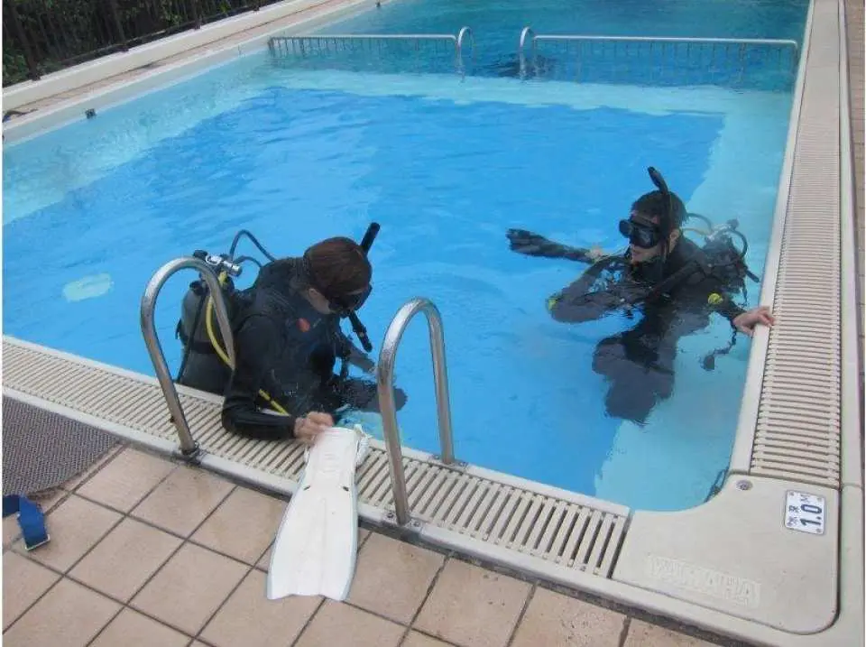 浅場の海でスキル練習。ダイビングに必要なスキルを実際に海に入りながら行います