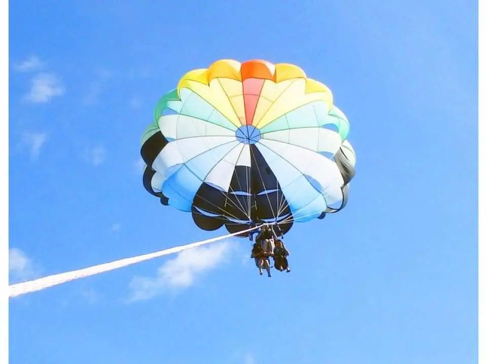 いざ大空へ！。レクチャー後にパラセーリングをお楽しみください。空と海の絶景で大満足のコースです