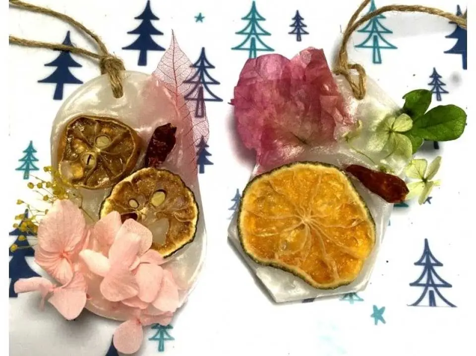 The final step is to attach a string and wrap it up cutely. You can take it home right away.