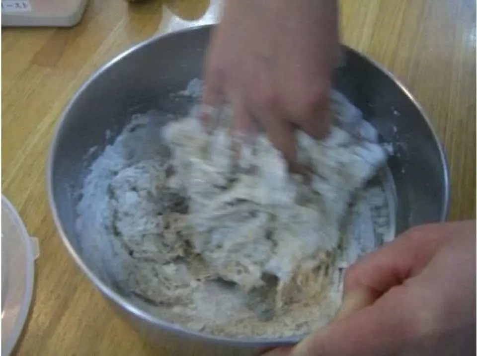 まずは材料を混ぜて生地の下地作り