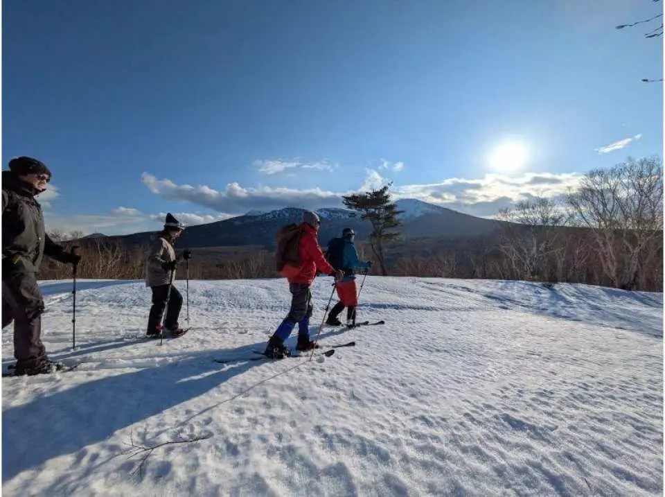 冬山トレッキングスノーシュー体験。雪中行軍遭難記念像周辺：天候不良の場合は酸ヶ湯温泉付近で実施します。