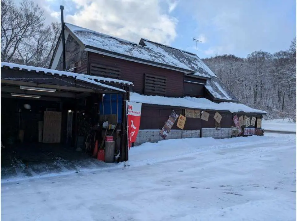 昼食。萱野高原にある「ひょうたん茶屋」にて、＆LOVINA「吉野洛匠」特製弁当と「ひょうたん茶屋」名物の生姜味噌おでんとこだわりのコーヒーで体を温めます。