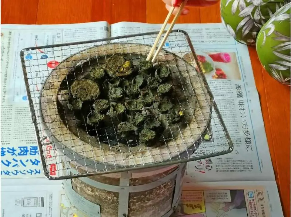 茶葉を炭火でじっくり炙る