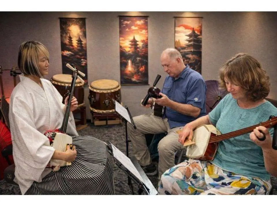 Instrument lecture and demonstration. The instructor will clearly explain the characteristics of the instrument, how to hold it, and how to produce sound.

The session will also include interesting tidbits about Japanese music and rhythm.