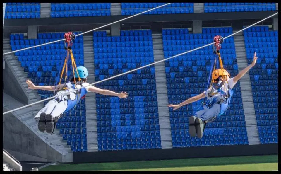 แบบซูเปอร์แมน: รู้สึกเหมือนซูเปอร์แมนกำลังบินอยู่บนท้องฟ้าไหม!? สัมผัสประสบการณ์การชมวิวสนามฟุตบอลแห่งเดียวของญี่ปุ่นด้วยร่างกายทั้งหมดของคุณ แบบนี้จะเร็วกว่าแบบนั่งเล็กน้อย และเหมาะสำหรับผู้ที่ชื่นชอบความตื่นเต้นเร้าใจ