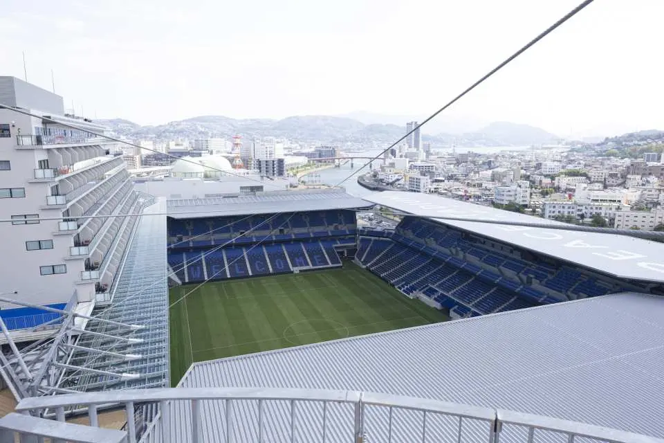 คุณสามารถเพลิดเพลินไปกับทิวทัศน์อันงดงามของนางาซากิและทัศนียภาพอันพิเศษของเมืองสนามกีฬานางาซากิได้ในเวลาเดียวกัน!