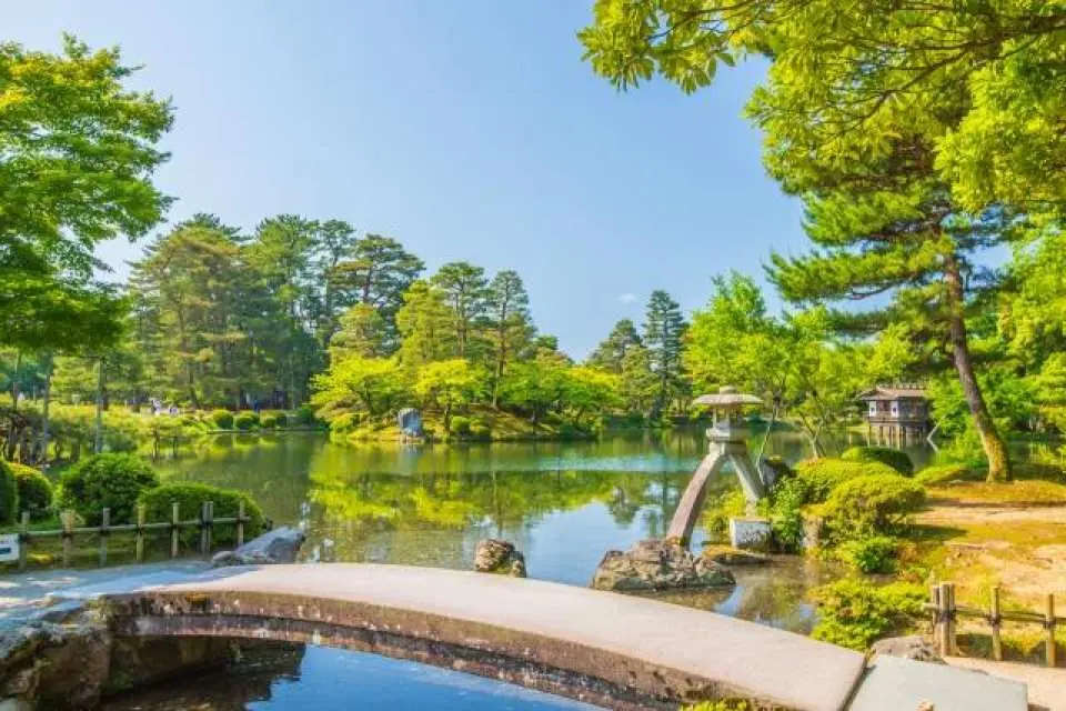 兼六園（僅限Ｃ、Ｄ方案）－日本三大名園之一，與茨城縣水戶市的偕樂園和岡山縣岡山市的後樂園齊名，原來只是金澤城藩主的庭園，經歷代藩主的整修擴建，而成為一座美麗的迴遊林泉式庭園。兼具中國宋朝《洛陽名園記》文中「宏大、幽邃、人力、蒼古、水泉、眺望」等六勝而被命名。春天的櫻花、夏天的燕子花、秋天的紅葉及冬天的雪吊，可在兼六園欣賞到四季不同的美景。