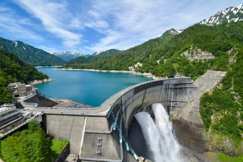 [Summer/Autumn Recommendation] The Kurobe Dam discharges floodwaters for sightseeing from June 26th to October 15th each year, releasing over 10 tons of water per second daily, allowing visitors to experience its awe-inspiring power up close. Built over seven years, the Kurobe Dam is one of Japan's most iconic engineering feats. Walking along the embankment of Japan's highest dam is a classic experience not to be missed on the Tateyama Kurobe Alpine Route, allowing you to personally appreciate its grandeur and immense beauty.