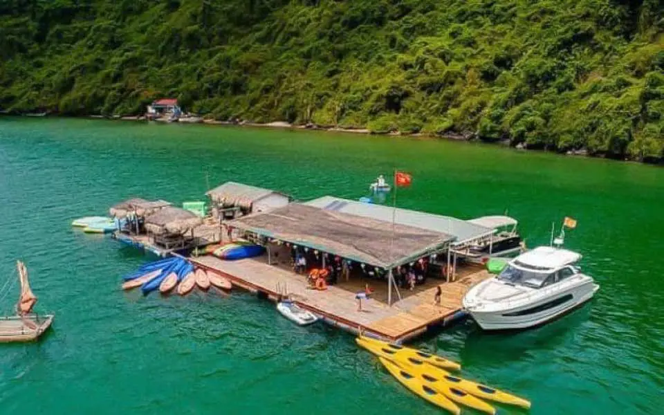 หมู่บ้านลอยน้ำตราเบาเป็นพื้นที่ประมงอันเงียบสงบใจกลางอ่าวลานฮา ใกล้เกาะกั๊ตบา ประเทศเวียดนาม ขึ้นชื่อเรื่องน้ำทะเลสีเขียวมรกตและทิวทัศน์หินปูนคาร์สต์อันงดงาม เป็นสถานที่ยอดนิยมสำหรับการพายเรือคายัค ว่ายน้ำ และสำรวจวิถีชีวิตท้องถิ่น โดยเฉพาะอย่างยิ่งเคยเป็นสถานที่ถ่ายทำภาพยนตร์เรื่อง Kong: Skull