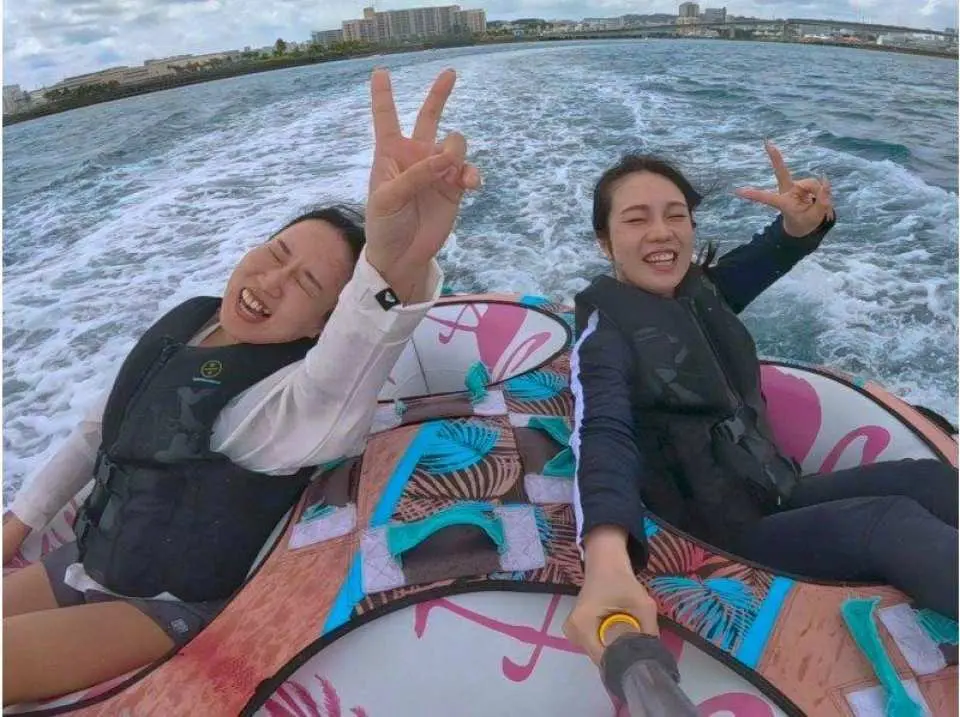 思い出はGOPROでしっかり残そう♪。最後まで思いっきり楽しんでいただけるよう、GoProでの撮影もたくさんさせていただきます?✨
海で遊んでいる瞬間はもちろん、皆さまの笑顔や迫力あるシーン、沖縄の綺麗な海を背景にした映える写真や動画もたっぷり撮影しますので、ぜひ最後まで全力で楽しんでくださいね?

旅行の思い出として後から見返しても楽しめるよう、スタッフも全力で撮影させていただきます?✨
「こんなの撮りたい！」などリクエストがあればお気軽にお声かけください♪