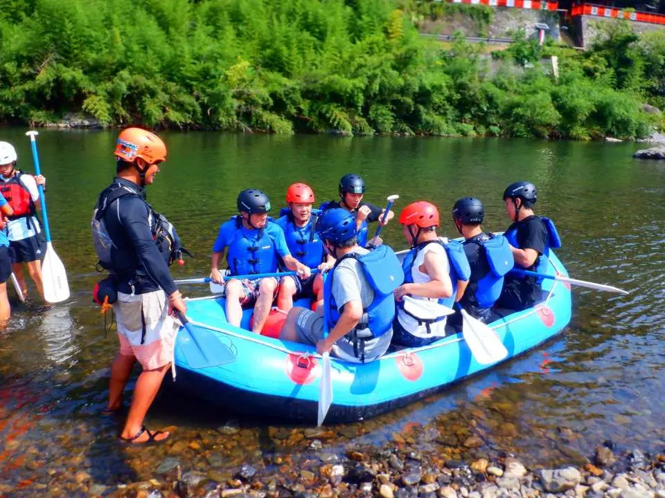 The rafting starting point is approximately a 10-minute walk from our rafting base.
Once on board the rafting boat, your guide will provide a safety briefing and instructions on how to paddle the boat.