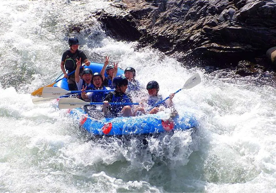 Rafting begins.
You'll raft approximately 5km.
Many rapids await you.
Enjoy the thrilling rapids.
Enjoy the abundant nature around you.
Enjoy the beautiful scenery.
