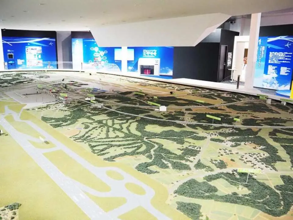 A 1/800 scale model of Narita Airport and its surrounding area. Viewing this model before heading to the observation deck to see the actual view allows you to gain a deeper understanding and enjoy the scenery before you.