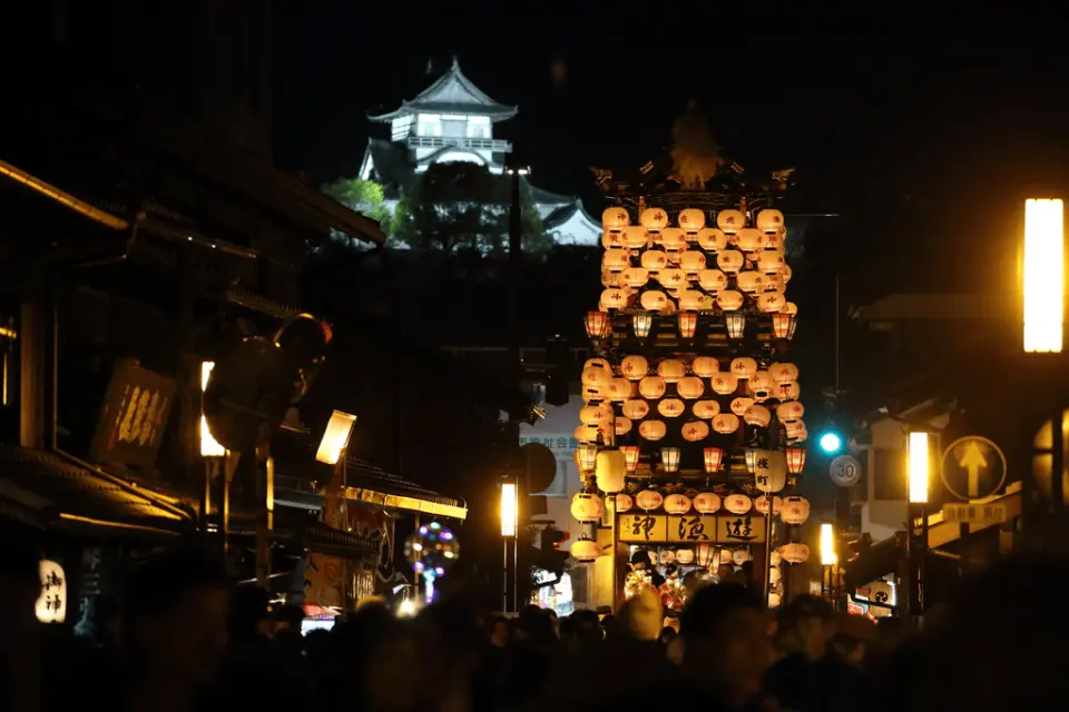 A spectacular display of floats against the backdrop of the national treasure, Inuyama Castle.
