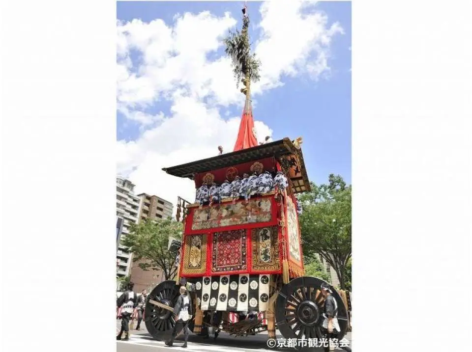 祇園祭山鉾巡行（前祭）函谷鉾（提供：京都市観光協会）