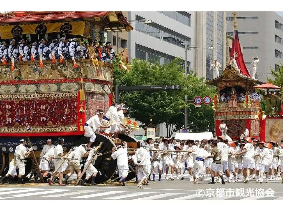 祇園祭山鉾巡行（前祭）鶏鉾・月鉾（提供：京都市観光）