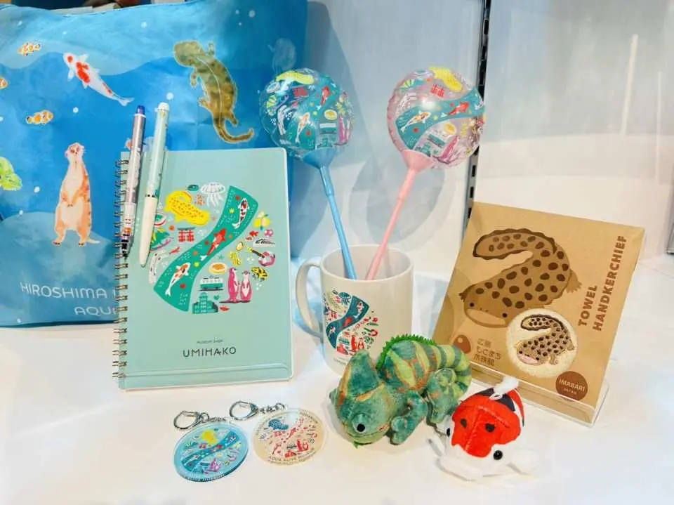 Cửa hàng lưu niệm "MUSEUM SHOP UMIHAKO": Bán các mặt hàng độc đáo có hình ảnh các sinh vật từ Thủy cung Hiroshima Motomachi.