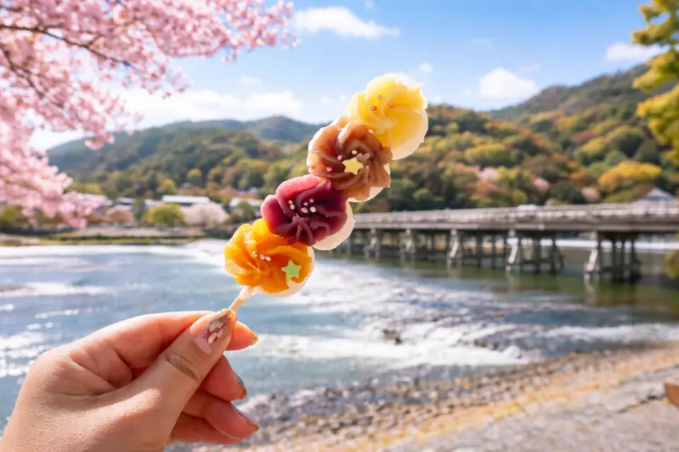嵐山を散策しながら団子を楽しむことは、京都のささやかな喜びを味わうための最高の手段だ。