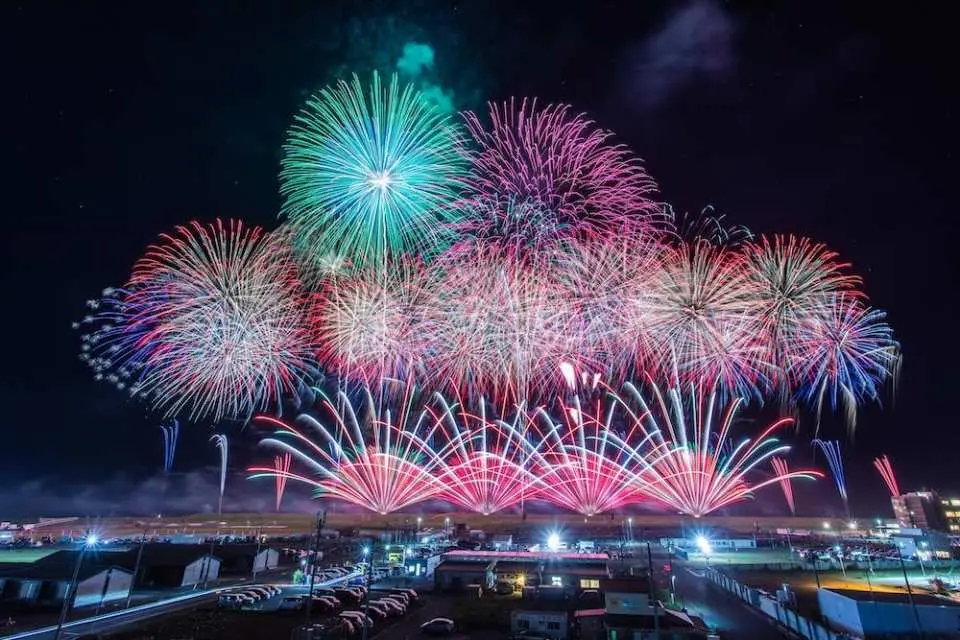 Fireworks of the highest quality in Japan, including shells up to size 10, produced by approximately 20 fireworks production teams from across the country.