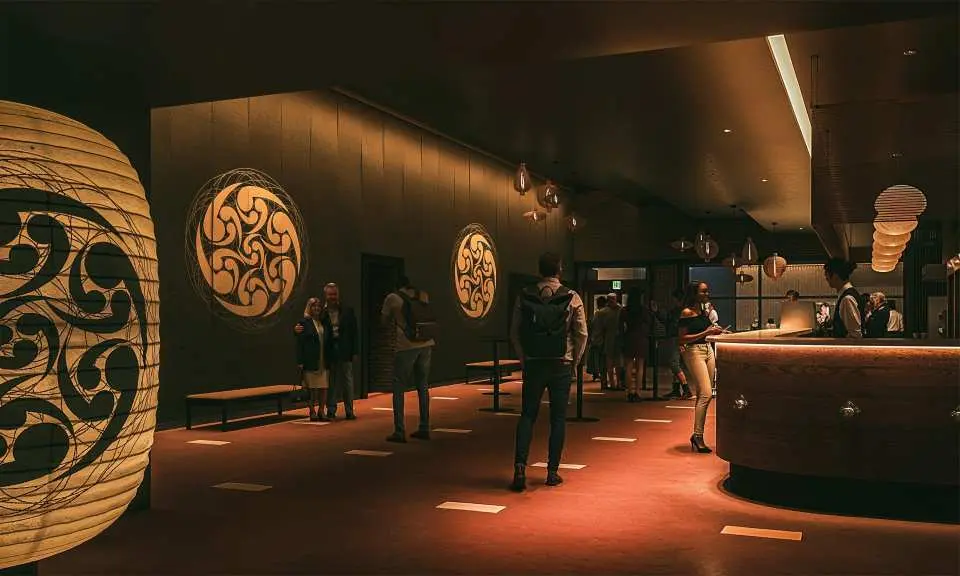 The lounge features a bar counter where you can enjoy a selection of drinks and food. Every detail, from the lighting to the textures, has been carefully considered to ensure a comfortable and enjoyable experience at every moment. At the entrance are a giant lantern and a giant noren (traditional Japanese curtain), symbols of this theater. The lantern was created in collaboration with "Kojima Shoten," a company that has been in business since the Edo period, and the world's largest giant noren was created in collaboration with "Noren Nakamura," a long-established company founded in the Taisho era. The crests depicted are original works by Shoryu Hatoba and Yoho Hatoba, crest painters of "Kyogen," who combine traditional techniques with modern technology.