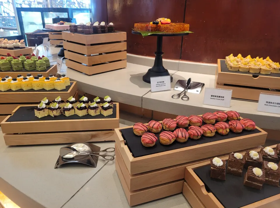 Enjoy afternoon tea at the Garden Pavilion at Dragon Castle International Restaurant (menu may vary depending on the season and restaurant availability).