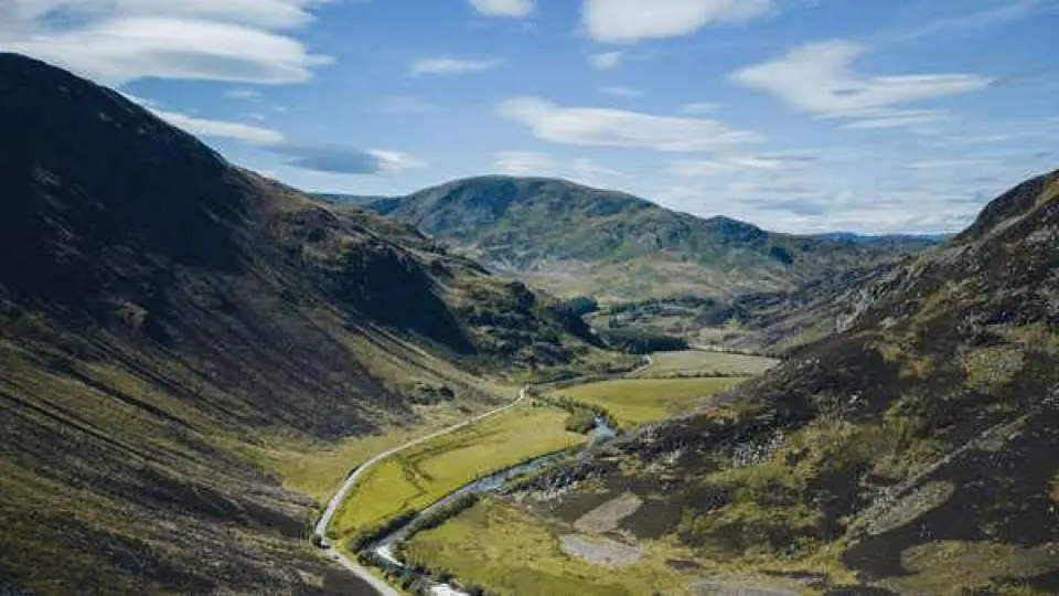 Sma’ Glen – Journey through this historic valley, once a vital route for Scottish clans and Roman soldiers. Enjoy its rolling hills and winding rivers, offering a truly atmospheric glimpse of Scotland’s stunning countryside.