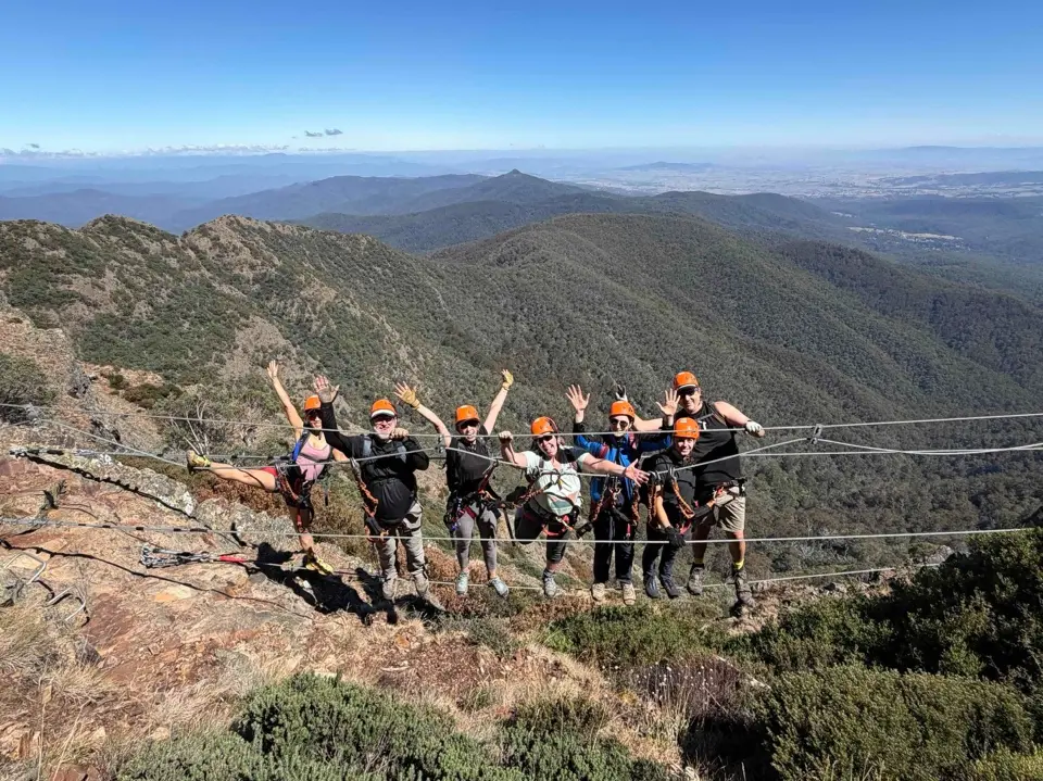 穿梭兩座高空索橋，直面山谷全景