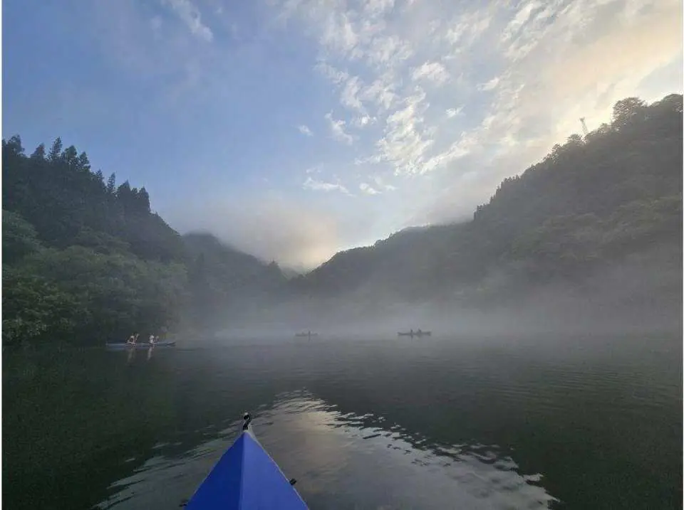 カヤックツアー開始。凛とした空気の中、鏡のような只見川へ。初夏から8月には幻想的な「川霧」に出会えることも。自分のパドルが水を切る音だけが響く静寂の中、奥会津の原風景を独り占めする贅沢な1時間です。（約60分）