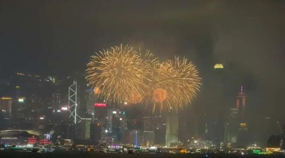Boasting a 270-degree unobstructed panoramic view of Victoria Harbour, this photo, taken from inside the banquet center during the Lunar New Year fireworks display on the second day of the Lunar New Year, showcases the stunning scenery and the exceptional advantages of its location.