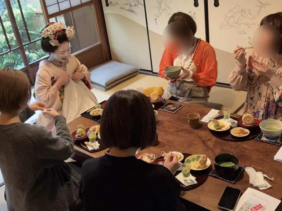 A feast of dance, games, and food – dining with Gion maiko.