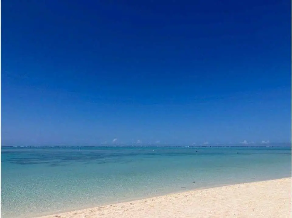 在被譽為東亞最美的絕美海灘上享受美好的家庭時光…