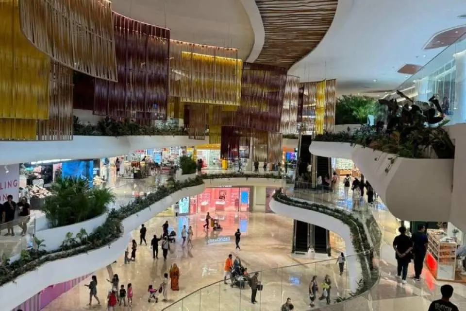 兩大購物中心｜1. ICON BALI 購物中心：結合購物、娛樂與自然景觀，設有蝴蝶園、食用花園、垂直森林、文化劇場及東南亞最大室內水上市場，並可直通海灘。  2.BEACHWALK 購物中心：位於庫塔海灘旁的大型露天商場，融合巴里島文化與時尚，擁有200多間品牌店、餐廳及露天舞台表演，是情侶與家庭休閒購物的好去處。