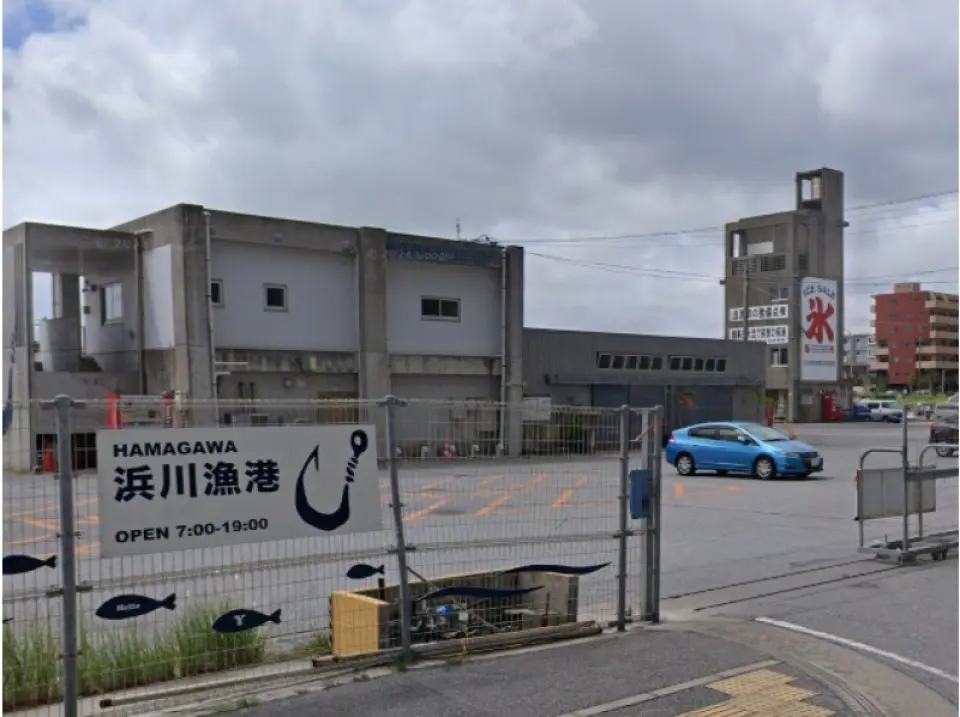 Meet and register at Hamakawa Fishing Port! The meeting point is the ice tower on the right side after entering Hamakawa Fishing Port!
Fill out the application form and receive instructions on snorkeling!