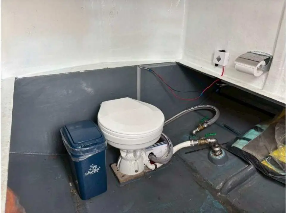 There are toilets on the boat too!
