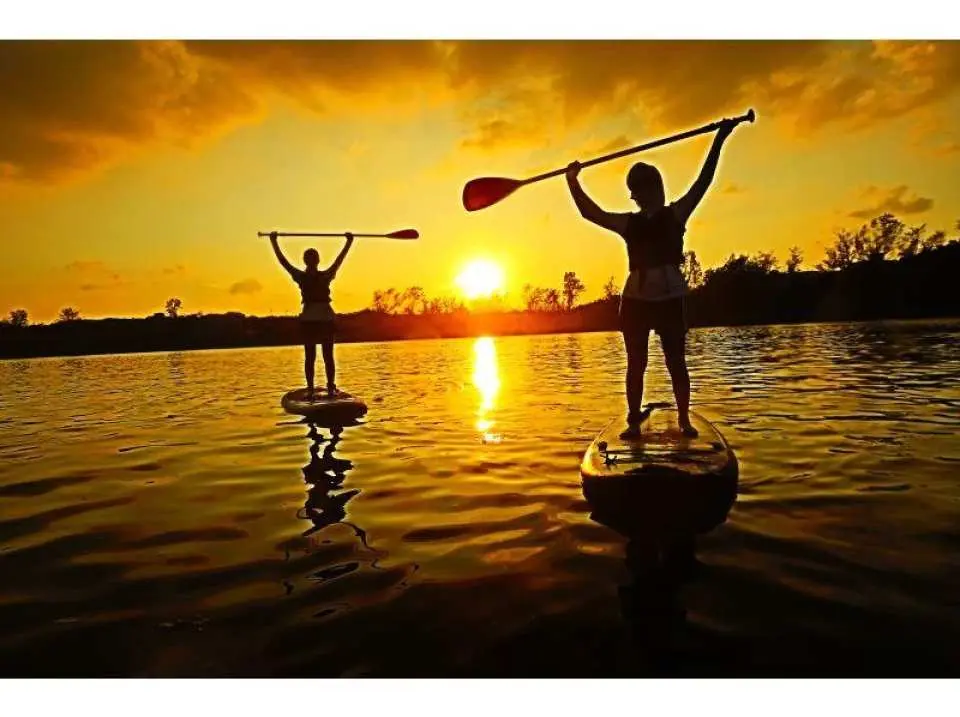 The sea and sky are dyed orange. A SUP experience in a superb location! I stood up! A breathtaking view that you must see at least once unfolds before you.