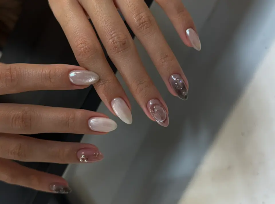 Located near Hongdae and Sinchon in Seoul, this nail salon offers private, personalized gel nail art services for those seeking a quiet and relaxing moment amidst their busy daily lives.