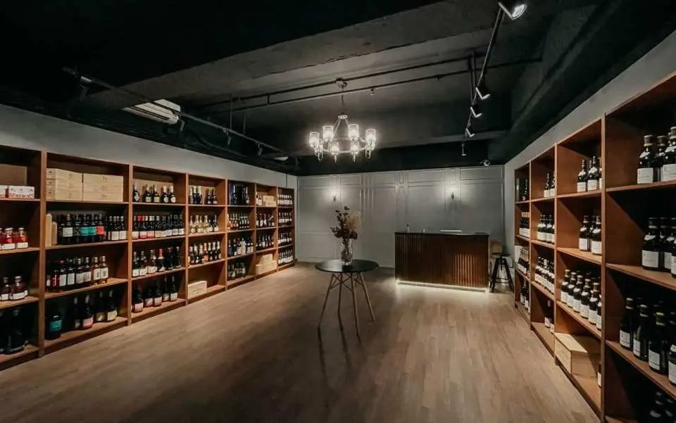 走進 Pinewood Wine 低調奢華、歐式雅緻的品酒空間，在酒杯光影與葡萄酒色澤之間，留下有質感的旅行照片。這裡不只是品酒，也是香港旅程中一個優雅又值得紀念的拍照點
