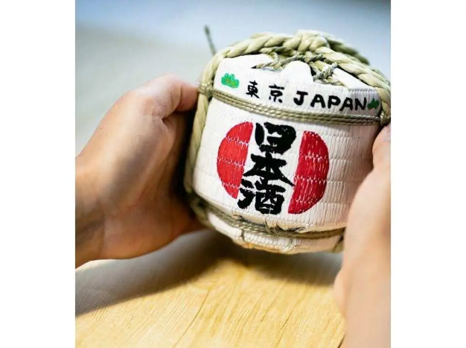 日本の伝統的な菰樽をお土産に！