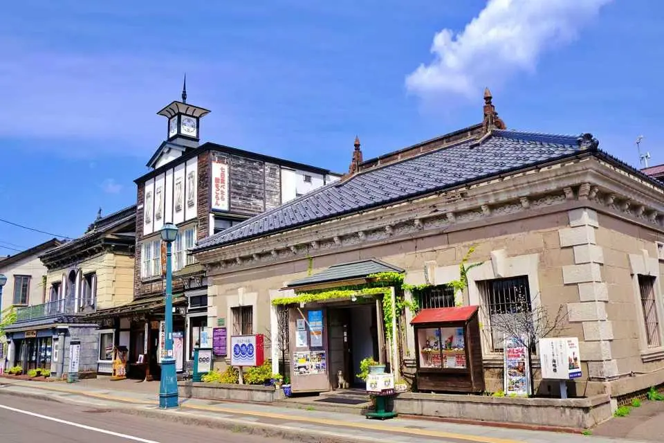 小樽堺町商店街 ― 大正時代のロマンチックな雰囲気に浸るノスタルジックな散策。築100年の石造りの建物が立ち並ぶこの通りは、大正時代から昭和初期にかけてのレトロな魅力が溢れています。古い石造りの倉庫を改装したお店が通りの両側に整然と並び、まるでタイムスリップしたような気分を味わえます。（このツアーには昼食は含まれていません。こちらで昼食をとることをお勧めします。）