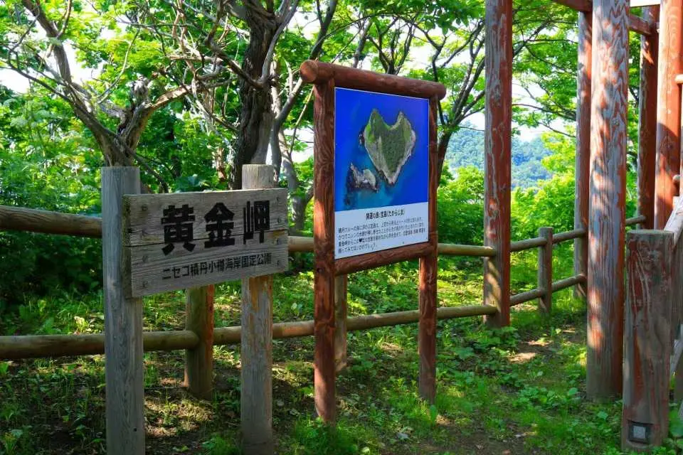 ゴールデン岬の木製展望台に登り、趣のある日本風の東屋の下から、息を呑むほど美しい「ジクタンブルー」の海と島の神秘的な岩礁群を堪能しましょう。ここは、インスタ映えする写真を撮るのに人気のスポットでもあります！