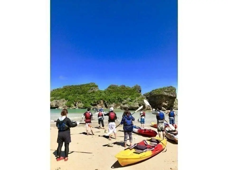 浜辺でパドリング練習。9：00→集合場所から宮城島へ移動→
9:15分着→浜辺でパドリング練習→いざ！海へ→果報バンタ海から見学&ぬちの浜上陸→休憩→帰路→10：30→浜辺着→11：30→集合場所着→解散