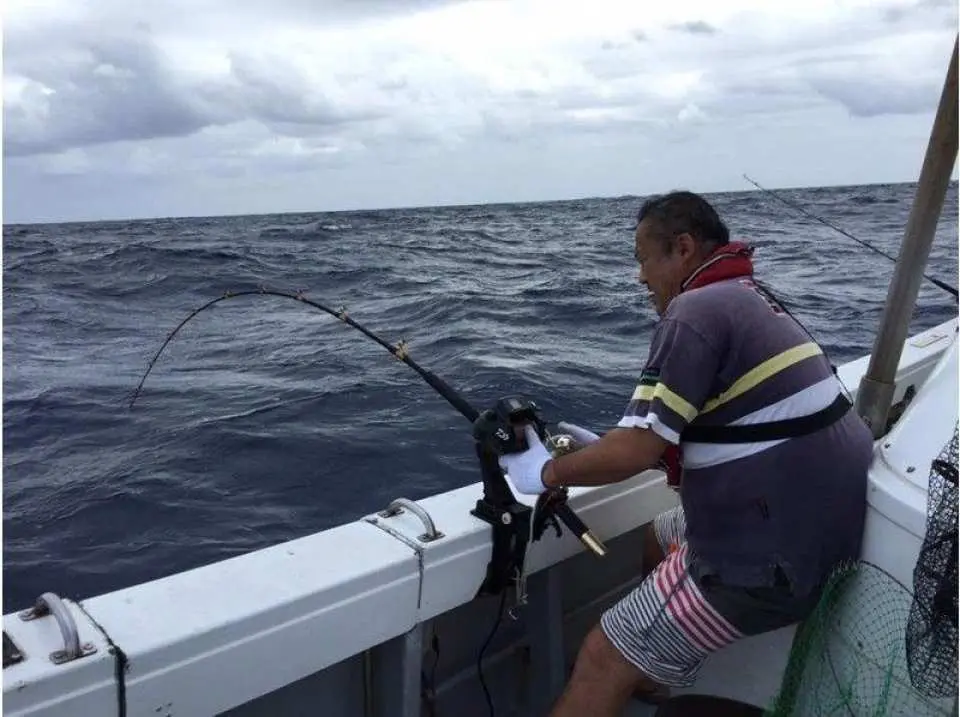 マグロヒット！。大きいマグロが掛かった時には1時間以上ファイトすることもあります。船長がサポートするので安心です。