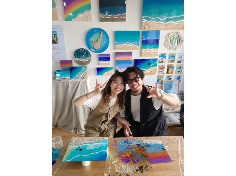 完成！最後加上沖繩沙和貝殼，你的原創海洋作品就大功告成了！