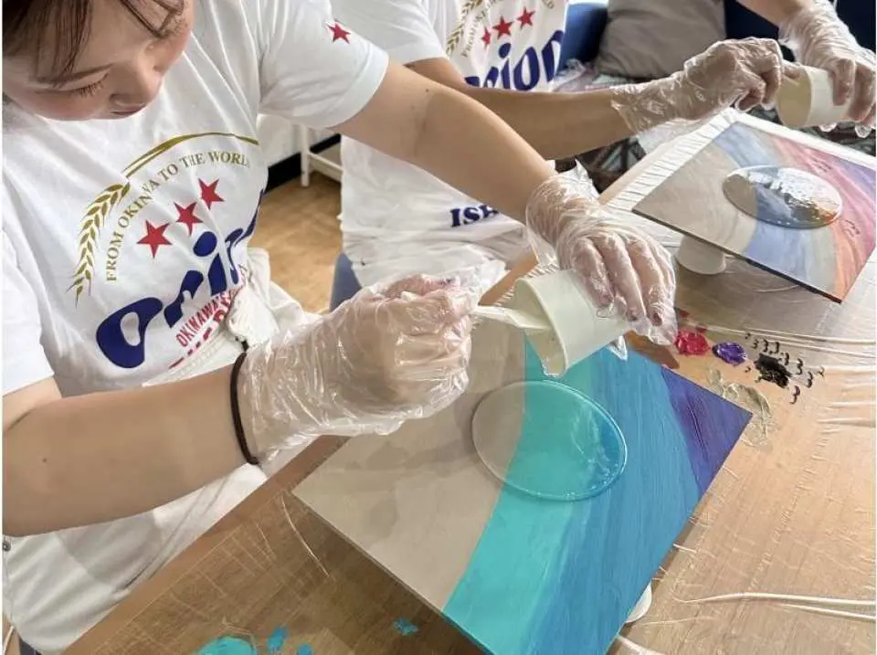 將樹脂液倒在木板上。只要倒上樹脂液，就能讓表面閃閃發光，瞬間賦予其藝術氣息。