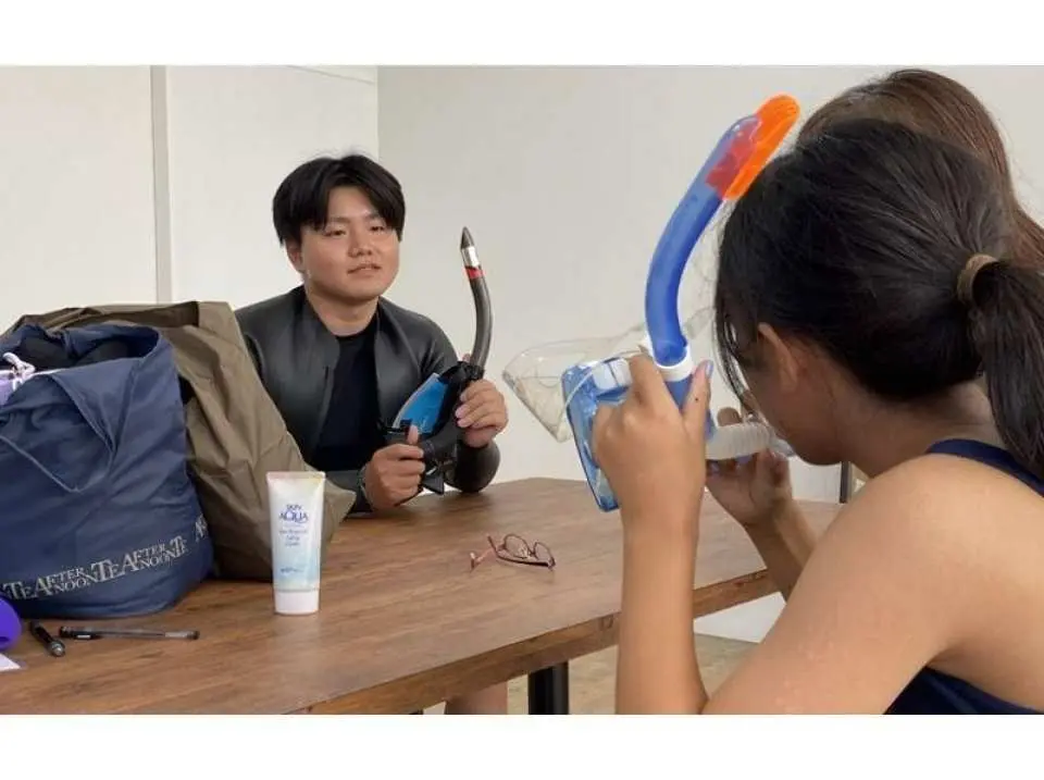 Changing clothes and explanation. You will change into a wetsuit, and we will provide a clear explanation of the basics of snorkeling, how to deal with any problems that may arise.