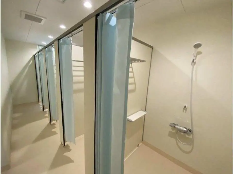 Enjoy comfortable facilities and worry-free changing. With changing rooms and indoor hot showers available, you can change after your workout with peace of mind.

Feel refreshed and ready to head to your next destination!