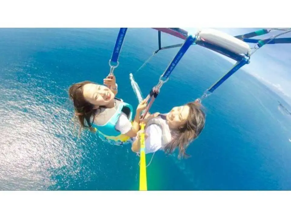 ③ Parasailing begins. The parachute will be opened offshore, and the flight will begin! Enjoy a flight of approximately 10 minutes!