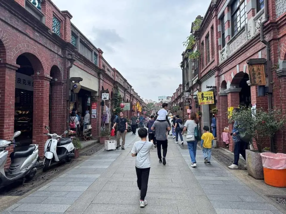 【三峽老街】位於新北市三峽區，是結合歷史與美食的人氣景點，街道保留巴洛克風格紅磚建築，充滿懷舊氛圍。這裡不只好拍照，還能品嚐金牛角、古早味小吃與在地特色伴手禮，適合悠閒散步、感受老街風情。
