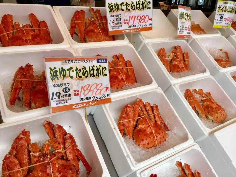 一隻隻肥美碩大的帝王蟹與毛蟹，能瞬間勾起您的食欲！在場外市場，所有海鮮全部明碼標價、新鮮看得見。許多水產店都提供「現挑現做」服務，無論是清蒸還是炭烤，都能讓您用極具性價比的批發價，品嚐到鮮甜、爆汁的北海道純正海味！
